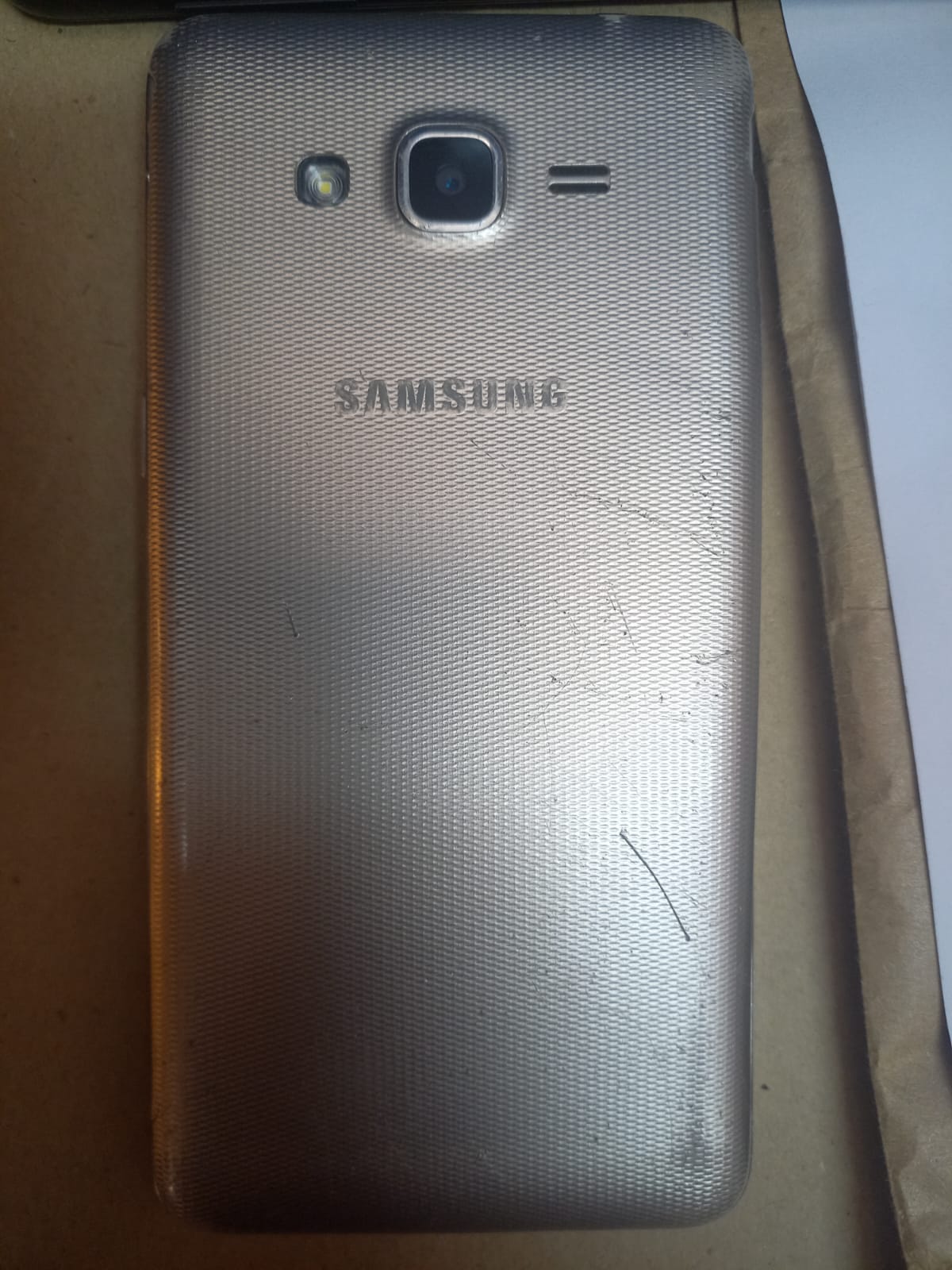 CELULAR COLOR GRIS CON INSCRIPCIÓN SAMSUNG