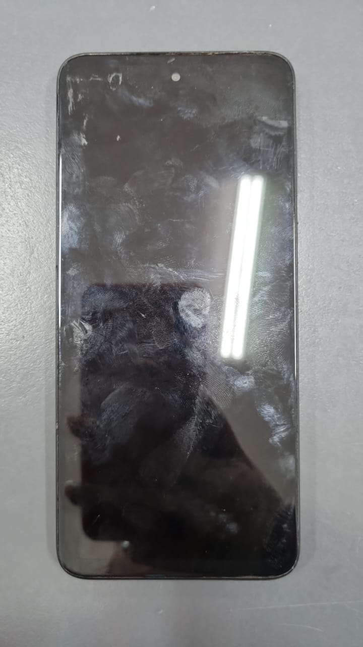 UN CELULAR MOTOROLA MODELO E13 DE COLOR NEGRO CON FUNDA COLOCADA DE SILICONA COLOR ROJO