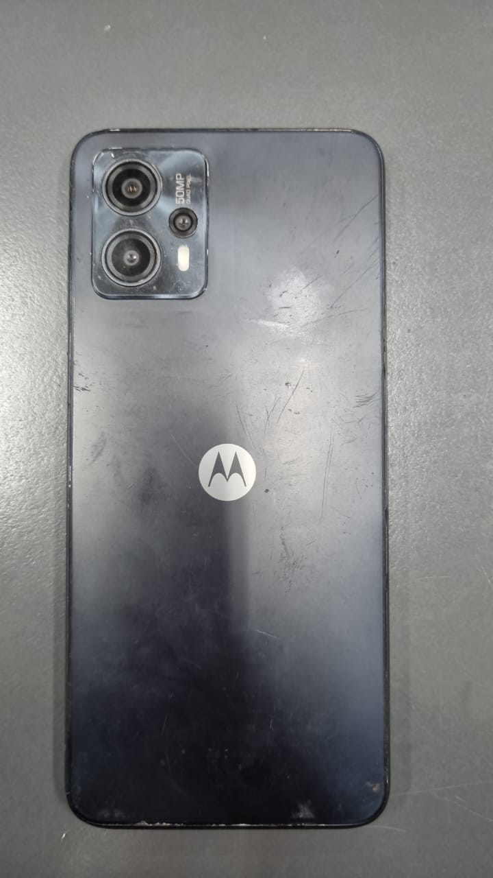 UN CELULAR MOTOROLA MODELO E13 DE COLOR NEGRO CON FUNDA COLOCADA DE SILICONA COLOR ROJO