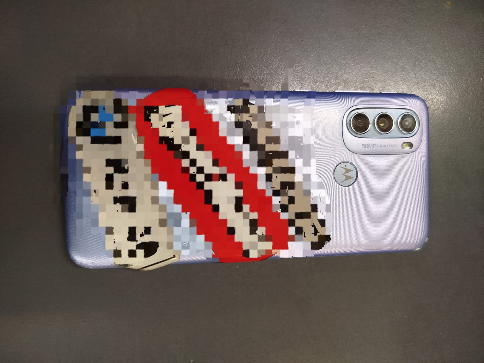 UN (01) TELEFONO CELULAR MARCA MOTOROLA, DE COLOR LILA METALIZADO