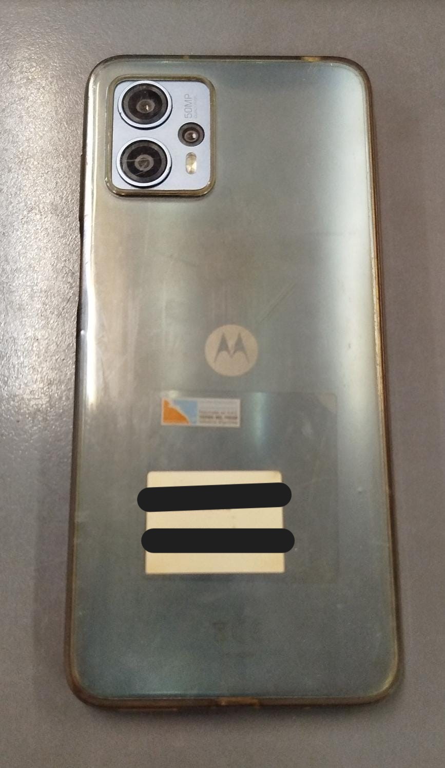 UN (01) TELEFONO CELULAR, MARCA MOTOROLA, MODELO G23, COLOR CELESTE METALIZADO, EL CUAL POSEE UNA FUNDA DE COLOR TRANSPARENTE.-