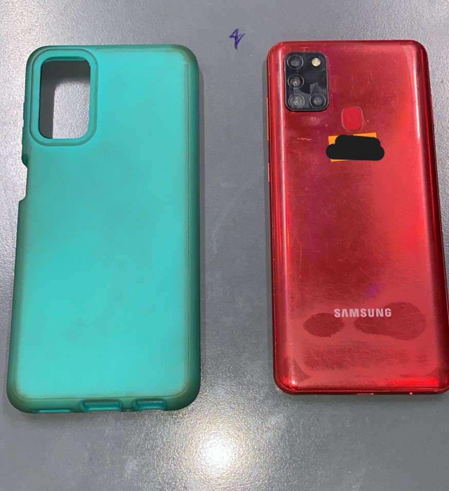 UN TELEFONO CELULAR MARCA SAMSUNG, COLOR ROJO.
