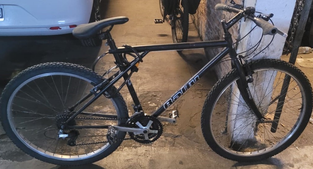 BICICLETA NEGRA CON INSCRIPCION "RALLY"