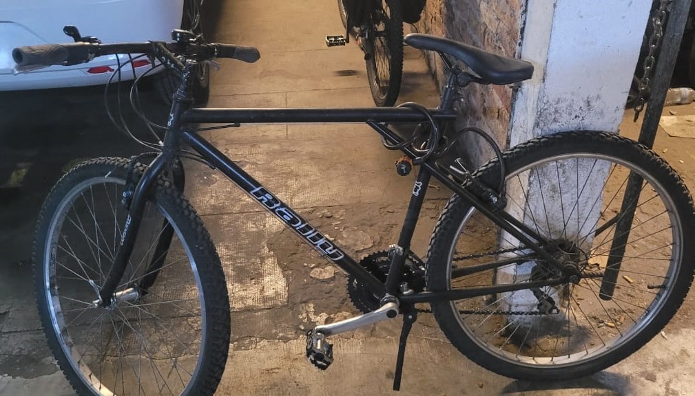 BICICLETA NEGRA CON INSCRIPCION "RALLY"