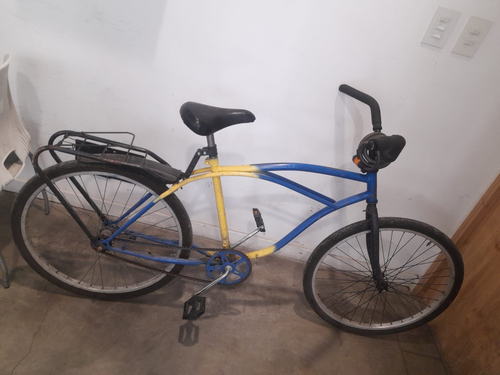 BICICLETA TIPO PLAYERA COLOR AZUL Y AMARILLO